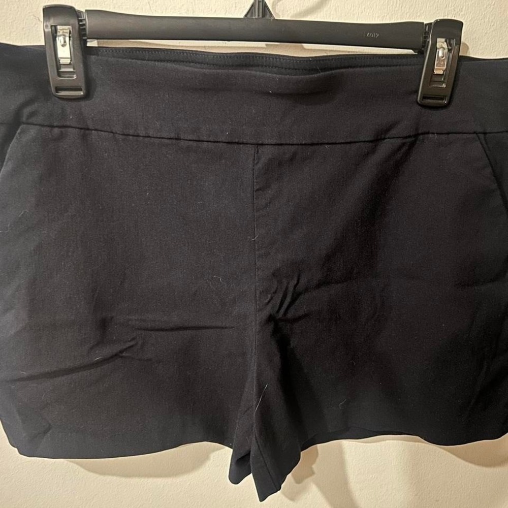 Navy flat front shorts with pockets, Size: L
